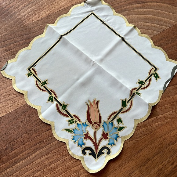 NWOT Scallop Border Tulip Pattern Hand Painted Napkins - Picture 3 of 7